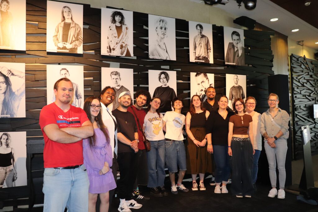 Gruppenfoto von Studierenden im Staatstheater
